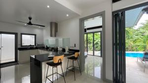 Køkken eller tekøkken på 4BR Luxury Pool Retreat - Villa Azura Nai Harn