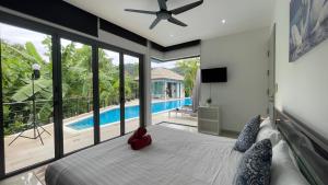 Swimmingpoolen hos eller tæt på 4BR Luxury Pool Retreat - Villa Azura Nai Harn