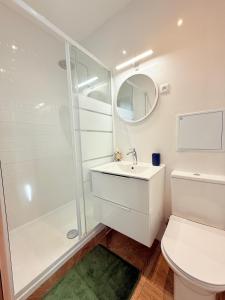 un bagno con doccia, lavandino e WC di Duplex 10P Jacuzzi Terrasse Vue Mer et Montagne Marseille a Marsiglia
