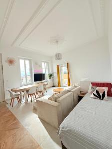 un soggiorno con letto, divano e tavolo di Duplex 10P Jacuzzi Terrasse Vue Mer et Montagne Marseille a Marsiglia