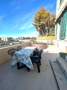 un tavolo e due sedie su un patio con tavolo di Duplex 10P Jacuzzi Terrasse Vue Mer et Montagne Marseille a Marsiglia Altre 13 foto