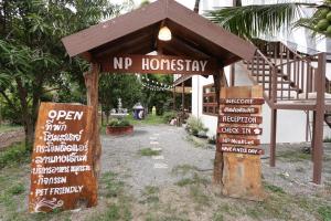 a sign that says nip homesteadery next to a building at NP โฮมสเตย์ นอนเต็นท์ติดแอร์ in Ban Kaeng Manao