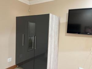 Μια τηλεόραση ή/και κέντρο ψυχαγωγίας στο Private Room with patio 2