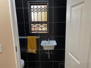 Ένα μπάνιο στο Private Room with patio 2