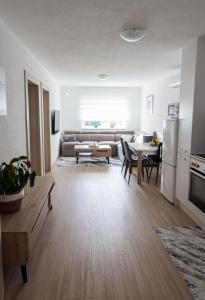 een woonkamer met een bank en een tafel bij Sweethome Una Bihac in Bihać