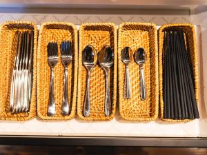 a group of forks and spoons in wicker baskets at 松江日和 by HIYORISTAY in Matsue