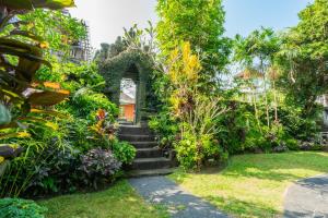 Aed väljaspool majutusasutust Mumbul Ubud