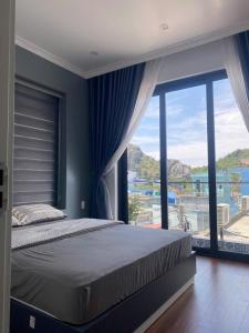 En eller flere senge i et værelse på A LUC HOUSE CatBa