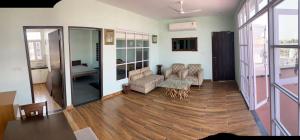 Una sala de estar con dos sofás y una mesa. en SENTOSA penthouse, en Jaipur