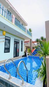 Phú HiệpにあるBien Xanh Homestayのヴィラ 隣にスイミングプール付