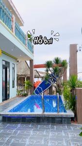 Phú HiệpにあるBien Xanh Homestayの家の前のプール +31枚の写真