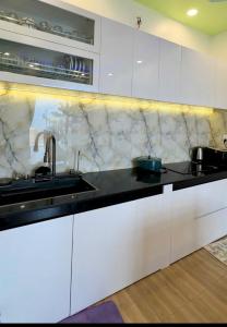 Phú HiệpにあるBien Xanh Homestayのシンクとカウンタートップのあるキッチン