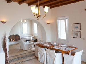 Agios Sostis MykonosにあるGorgeous Villa in Mykonos with Private Poolのダイニングルーム(テーブル、白い椅子付)