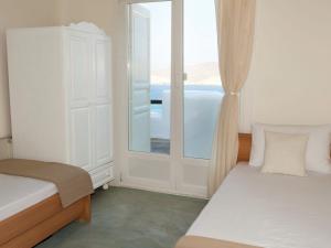 A bed or beds in a room at Villa in Mykonos near Agios Sostis Beach