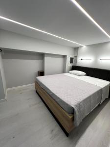 Un dormitorio con una cama grande en una habitación. en Mandouki Urban Stay, en Corfú