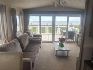 Χώρος καθιστικού στο Caravan With Stunning Sea Views At Broadland Sands Holiday Park Ref 20274Bs