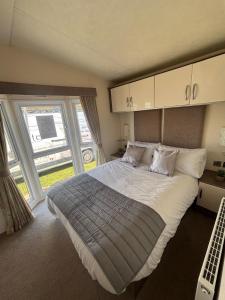 Ένα ή περισσότερα κρεβάτια σε δωμάτιο στο Caravan With Stunning Sea Views At Broadland Sands Holiday Park Ref 20274Bs