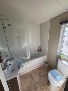 Koupelna v ubytování Caravan With Stunning Sea Views At Broadland Sands Holiday Park Ref 20274Bs + 9 fotografií