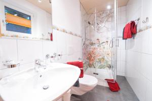 een badkamer met een wastafel, een toilet en een douche bij Haus Barbara in Sankt Gallenkirch +35 foto's