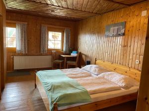 Postel nebo postele na pokoji v ubytování Baumgartnerhof Arriach - Urlaub am Bauernhof