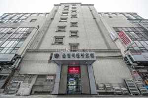 昌原市昌原奥林匹克酒店的一座前面有标志的高楼