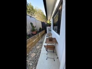 un piccolo balcone con tavolo e sedie di Cozy Kambah 1 Bedroom Near Shops & Parks a Kambah Altre 4 foto