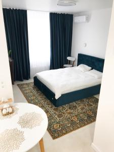 a hotel room with a bed and a table and a table sidx sidx at Шикарні апартаменти м Мінська 10 хв пішки, 3 поверх, Богатирська 6А in Kyiv