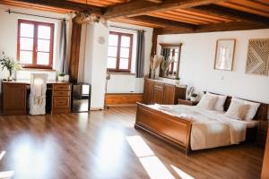 Posteľ alebo postele v izbe v ubytovaní Wellness hotel & minipivovar Kněžínek