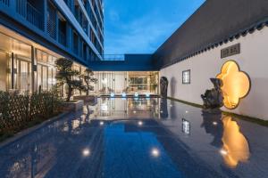 Bazén v ubytování Manxin Hotel Guangzhou Baiyun Airport Branch nebo v jeho okolí