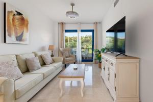 a living room with a couch and a table at Brisa del Puerto de la Duquesa in Manilva