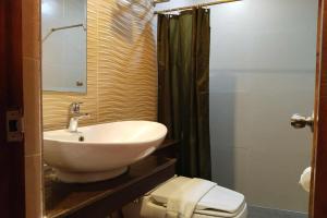 Bilik mandi di Hotel Lapira Vigan