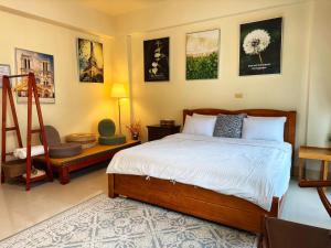 Uma cama ou camas num quarto em Downshifters House