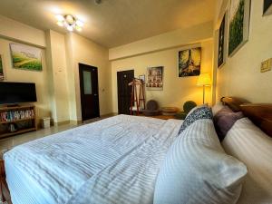 Uma cama ou camas num quarto em Downshifters House