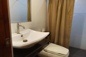 Bilik mandi di Hotel Lapira Vigan