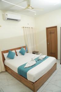 Un dormitorio con una cama grande con toallas. en Palm Paradise Beach Resort Varkala, en Varkala