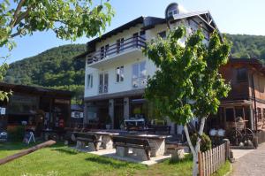 ein Gebäude mit Bänken davor in der Unterkunft Hotel Neron Bihać in Lohovo
