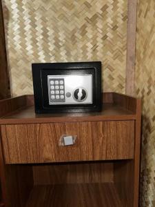 Un four micro-ondes est installé au-dessus d'une armoire en bois. dans l'établissement Nearthepark Resort at Pai, à Pai