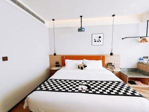 Wuxuan Hotel Zoo Branch客房内的一张或多张床位