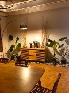 San Joaquin141 Cata-an的一间设有桌子和一些植物的用餐室