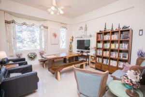 Uma televisão e/ou sistema de entretenimento em Downshifters House