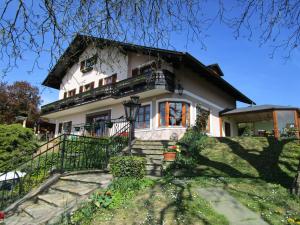 ein Haus auf einem Hügel mit Treppe davor in der Unterkunft Haus Sundl - Privatzimmer in Emmersdorf an der Donau