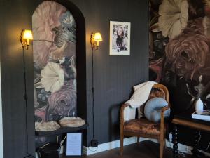 una stanza con una sedia e un grande dipinto di Hotell Onyxen, boutique- & lifestyle, Adults Only a Göteborg