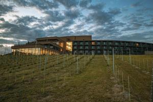 un edificio con recinto di fronte a un edificio di Hotel Essence a Pogány
