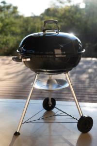 una parrilla sentada en la parte superior de un stand en Villa Aloe Vera, en Hoedspruit