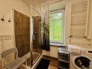 Ένα μπάνιο στο Leśna Residence Comfort Apartment by BookingHost +15 φωτογραφίες