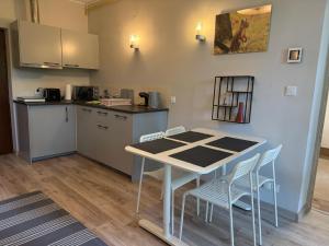 Η κουζίνα ή μικρή κουζίνα στο Leśna Residence Comfort Apartment by BookingHost