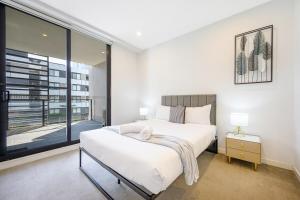 Katil atau katil-katil dalam bilik di Penrith 2Br apt close toTrain station Shopping