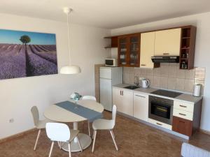 Kuchyň nebo kuchyňský kout v ubytování Apartment by B&D
