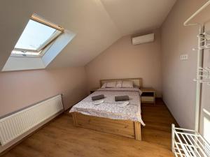 ein kleines Schlafzimmer mit Bett im Dachgeschoss in der Unterkunft Like Hostel in Chişinău + 26 Fotos