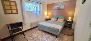 1 dormitorio con 1 cama, 1 ventana y 2 lámparas en LA Grâce d'Amboise, en Amboise